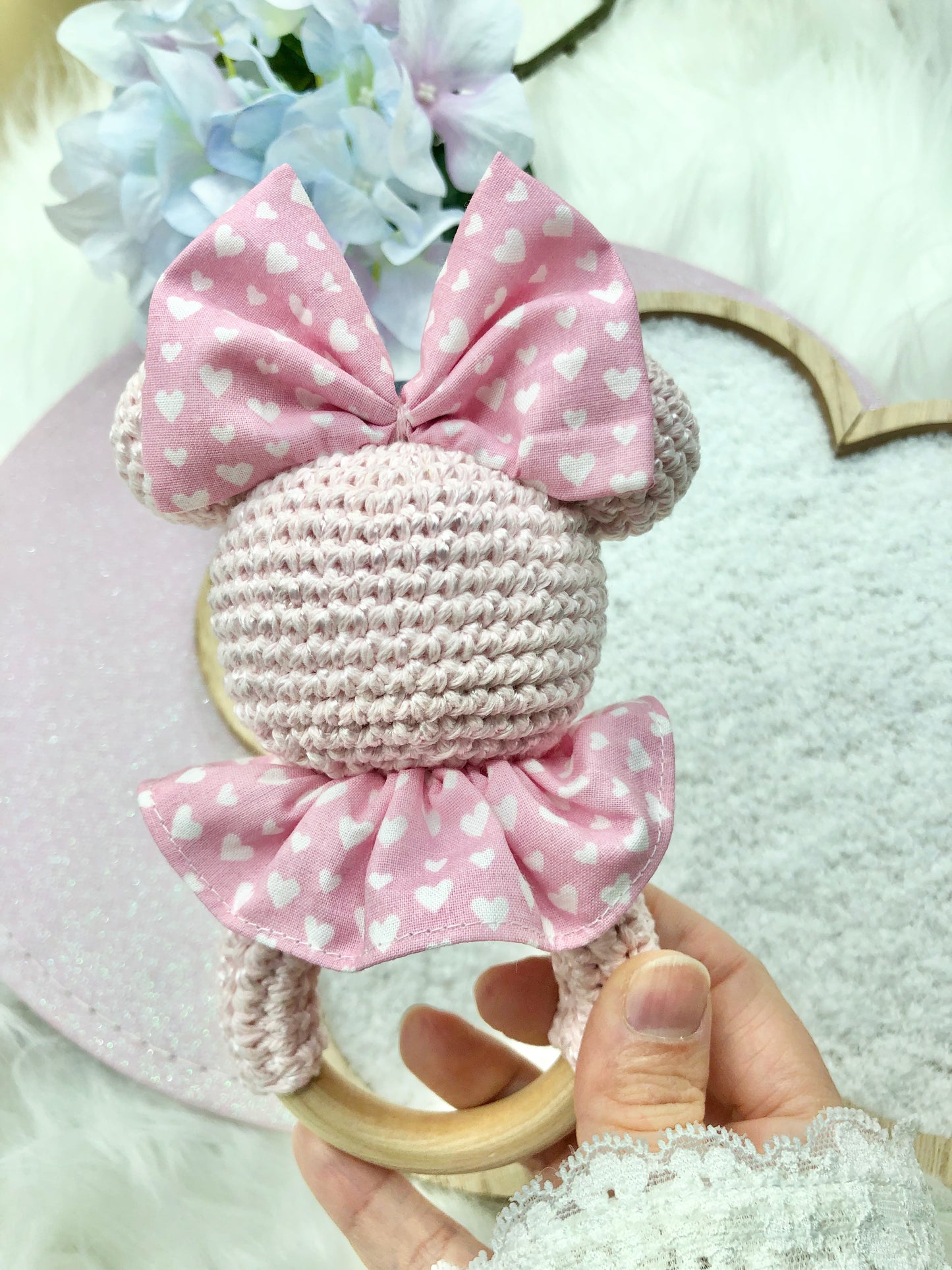 Hochet au crochet Minnie "coeurs"