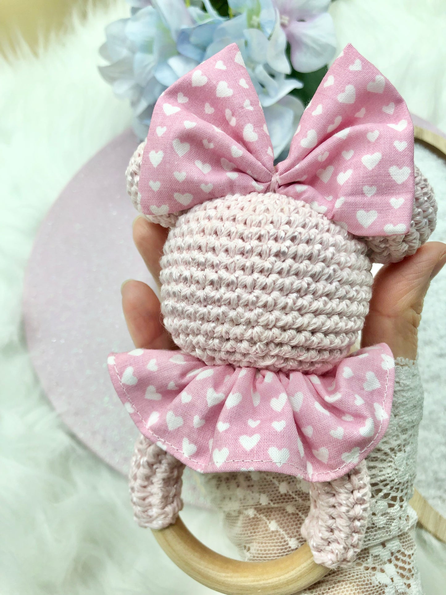 Hochet au crochet Minnie "coeurs"