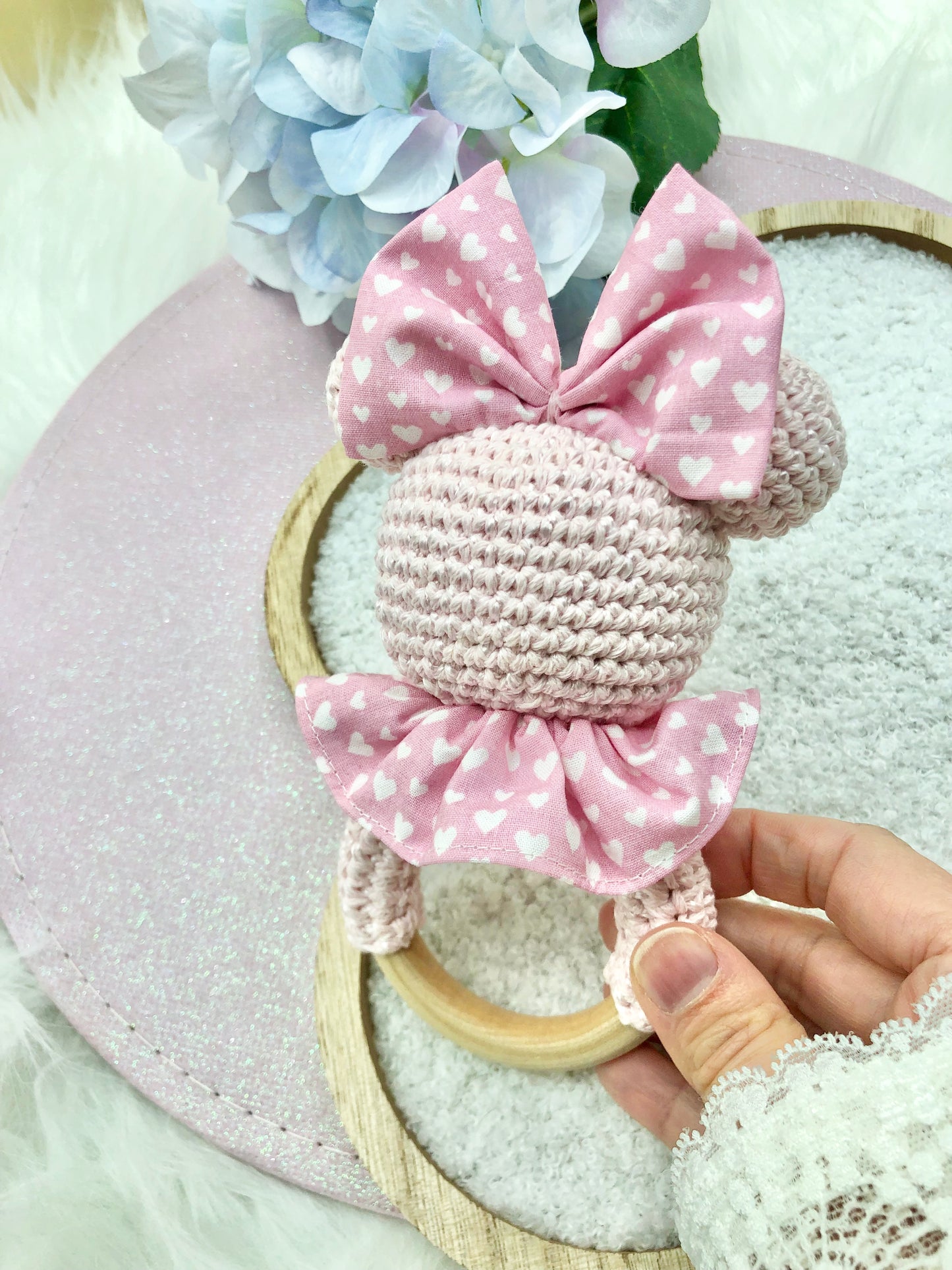 Hochet au crochet Minnie "coeurs"
