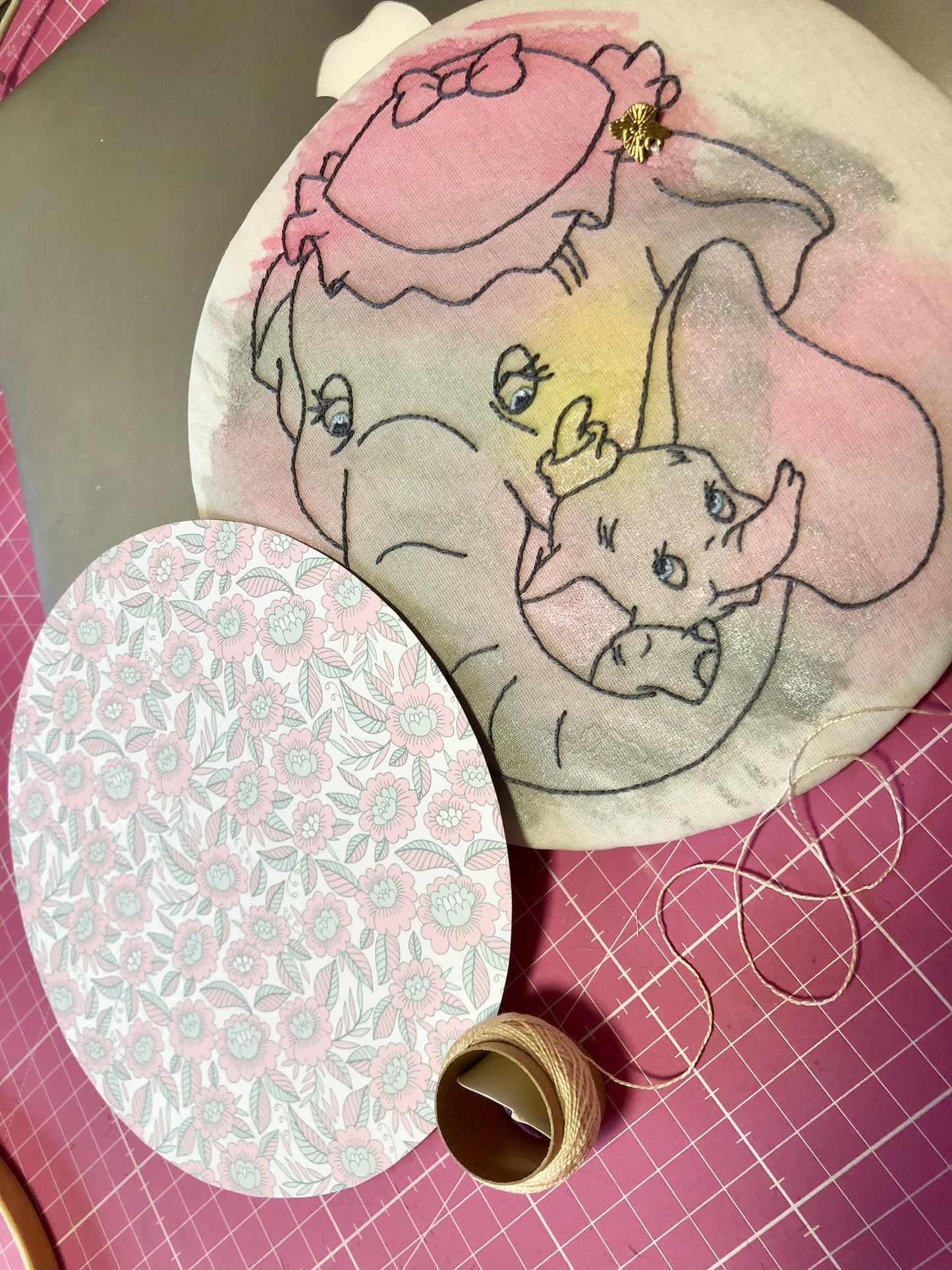 Broderie / aquarelle « Dumbo et sa maman »