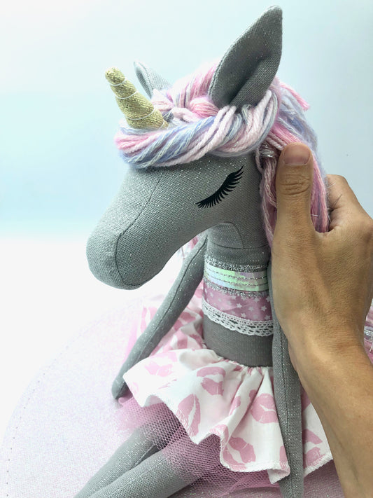 Poupée licorne grise "bisous"
