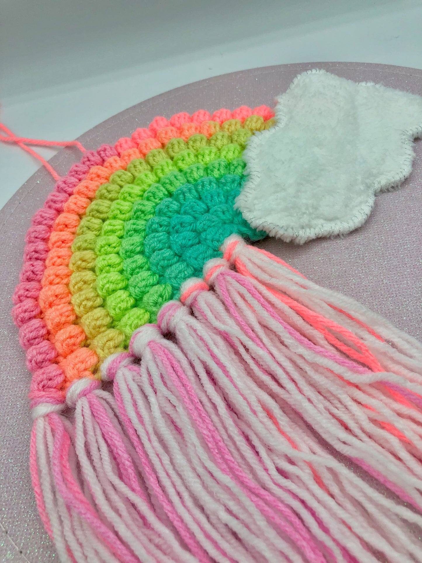 suspension murale, arc en ciel au crochet