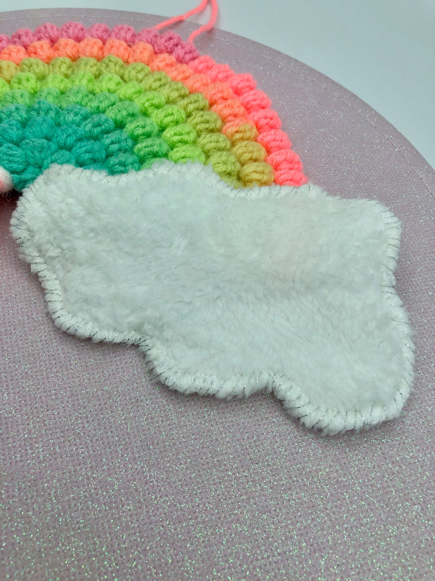 suspension murale, arc en ciel au crochet