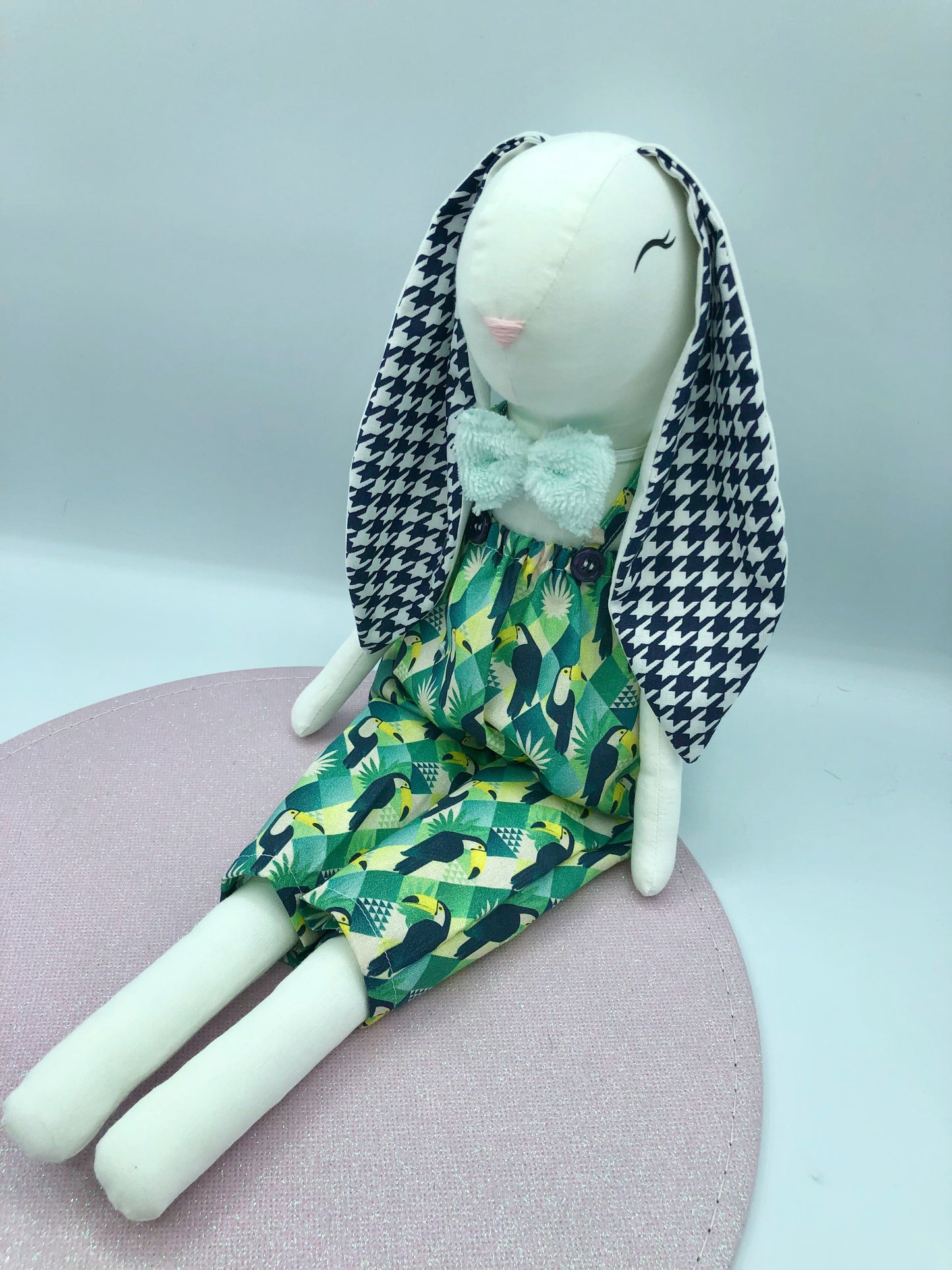 Poupée lapin "salopette toucan"