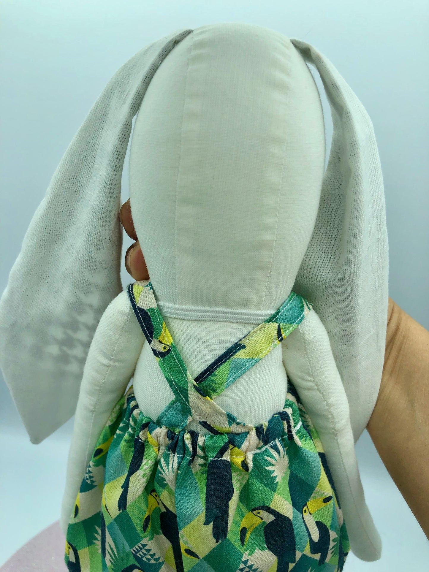 Poupée lapin "salopette toucan"
