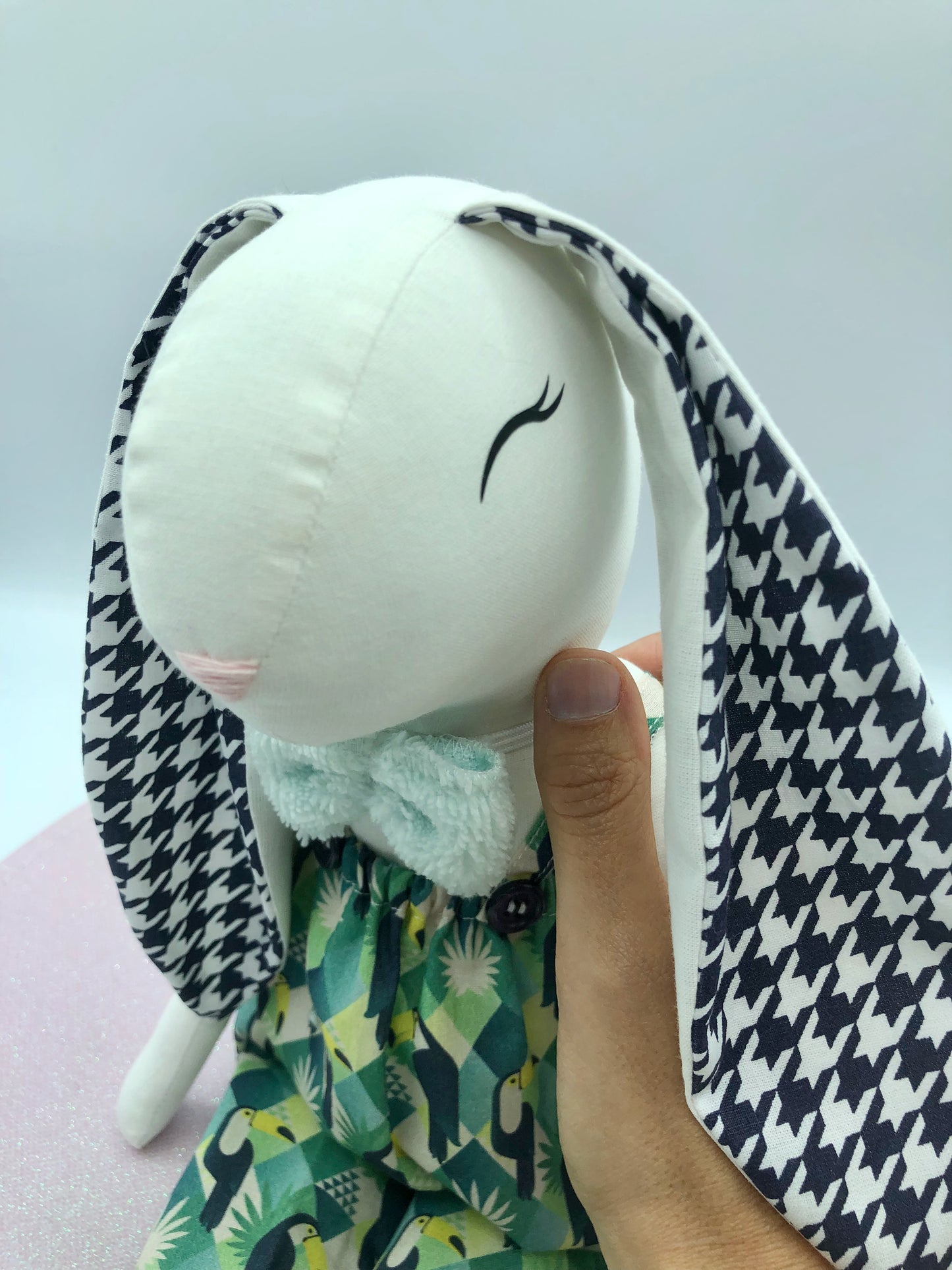 Poupée lapin "salopette toucan"