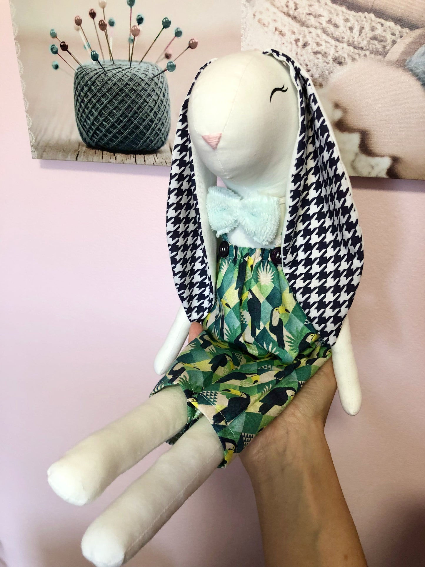 Poupée lapin "salopette toucan"