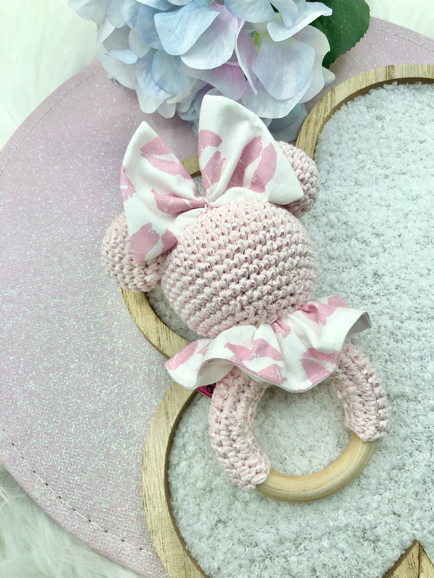 Hochet au crochet Minnie "bisous"