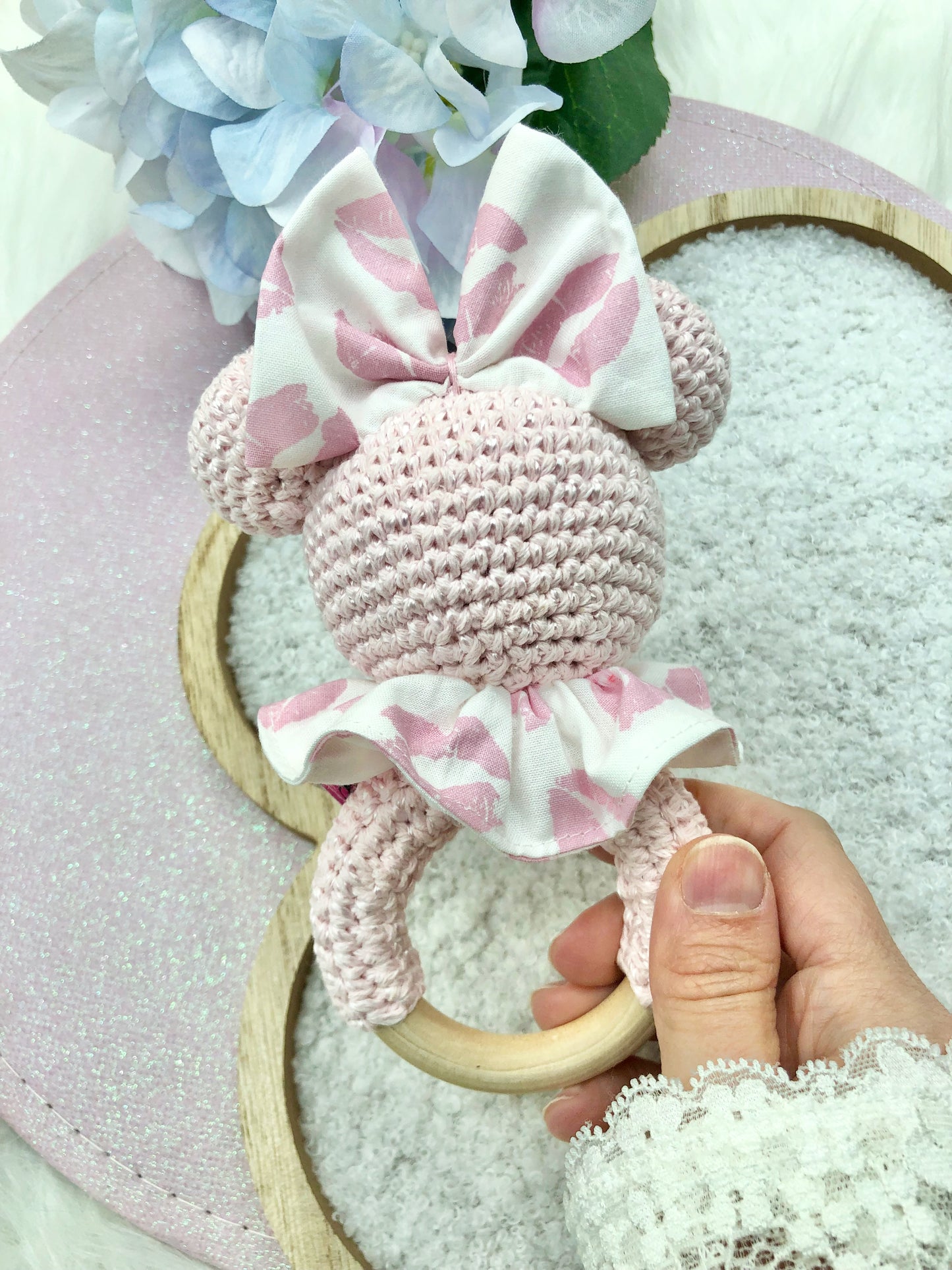 Hochet au crochet Minnie "bisous"