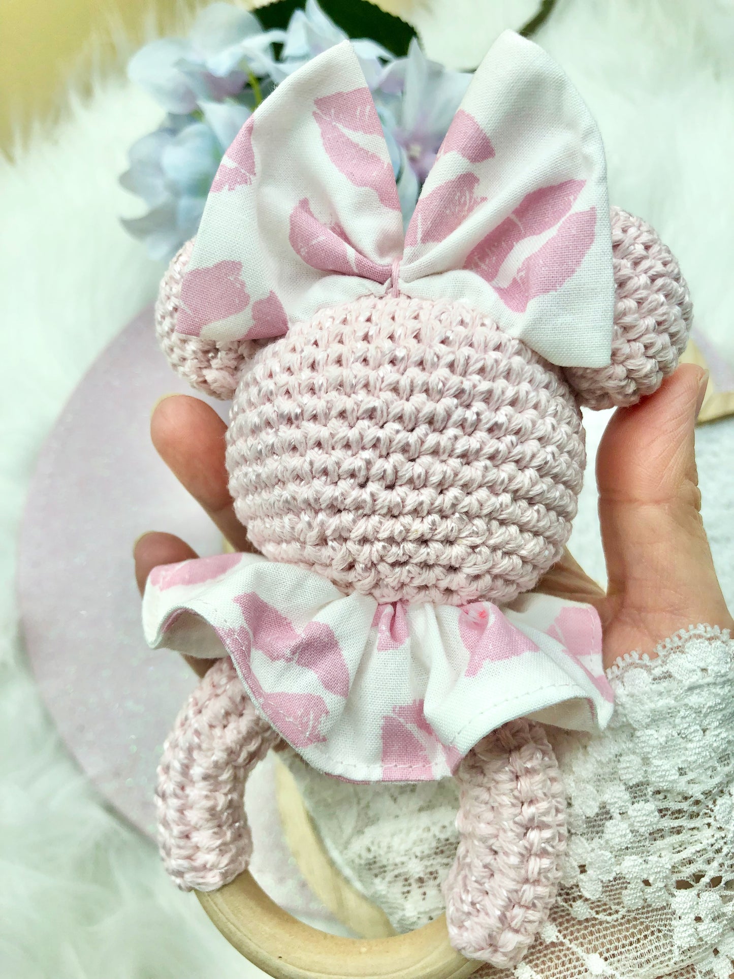 Hochet au crochet Minnie "bisous"