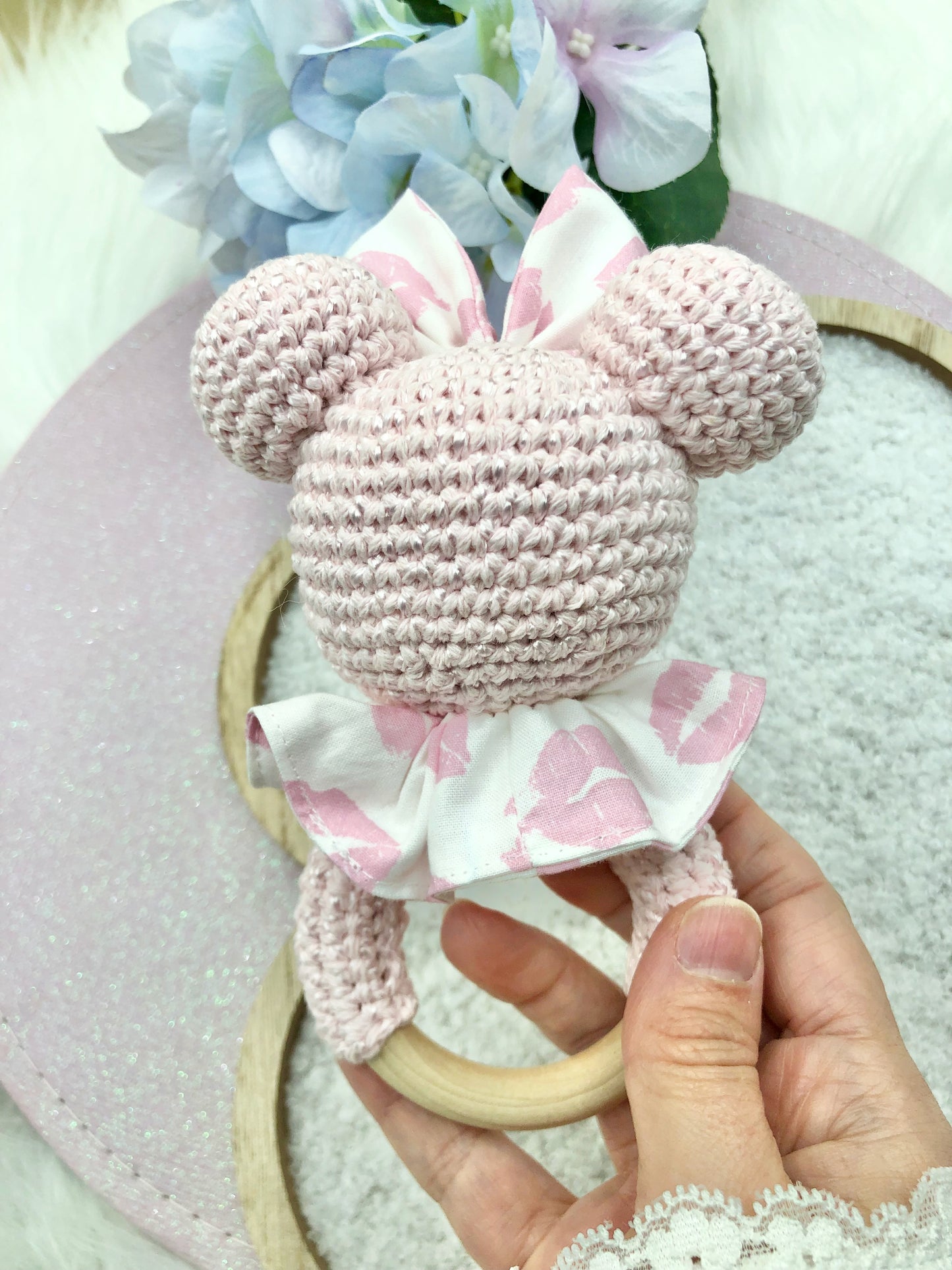 Hochet au crochet Minnie "bisous"