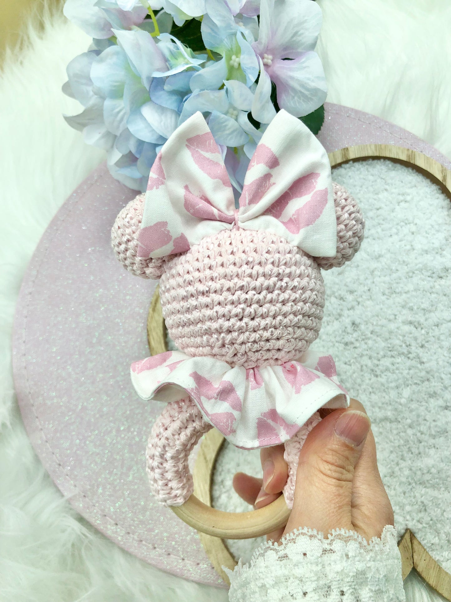 Hochet au crochet Minnie "bisous"