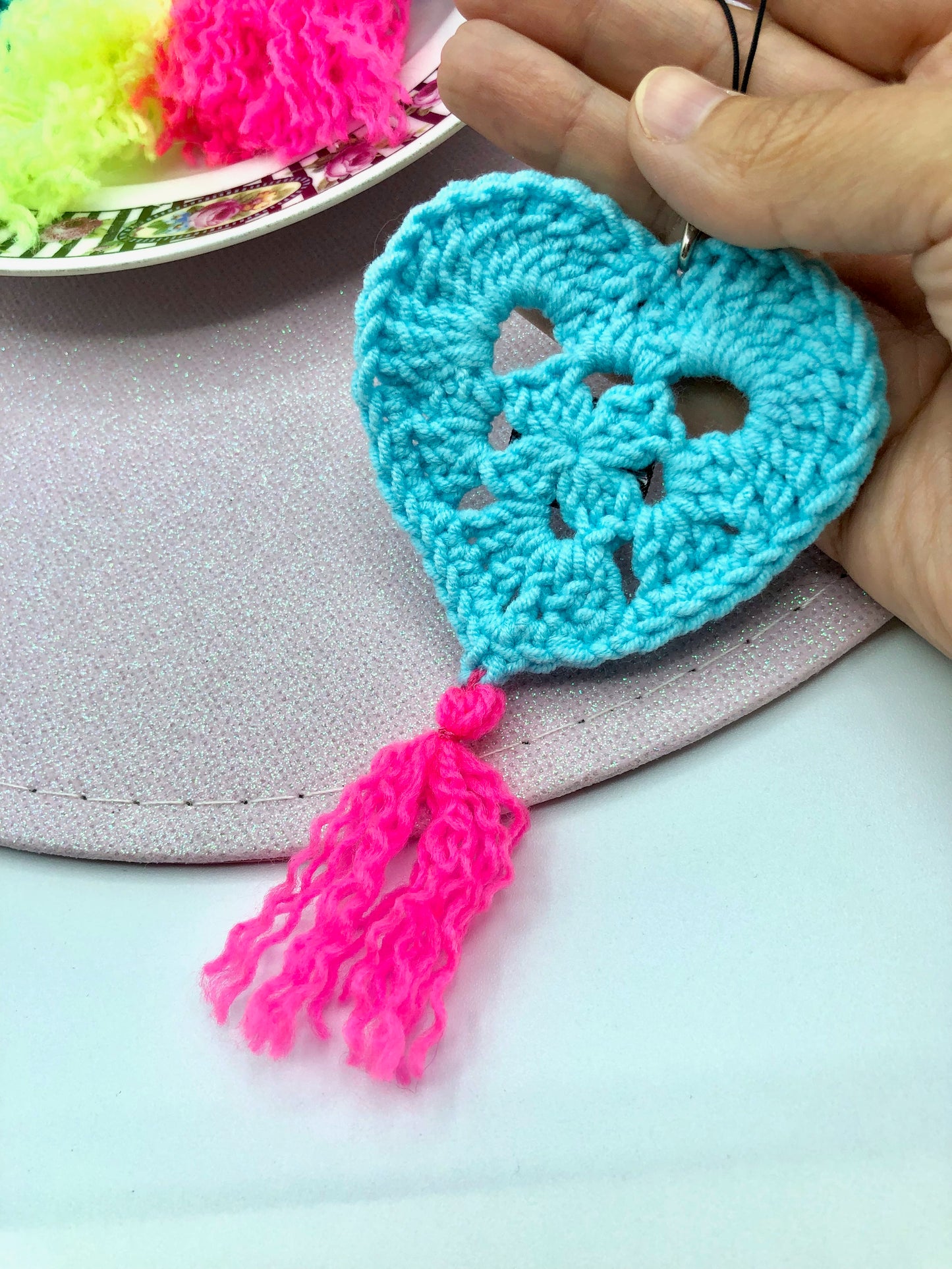 Porte-clé au crochet ; coeur turquoise pompon fluo