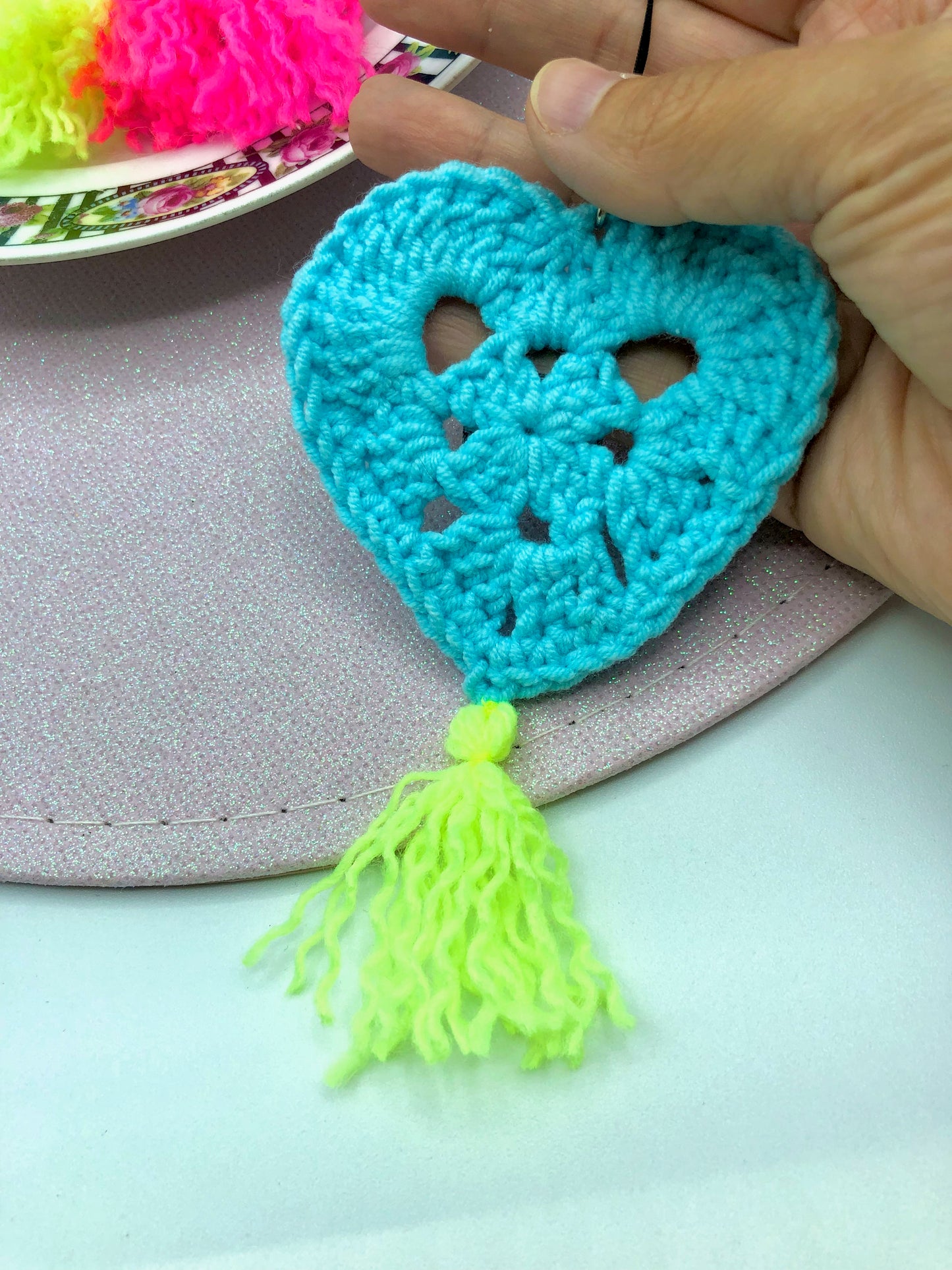 Porte-clé au crochet ; coeur turquoise pompon fluo