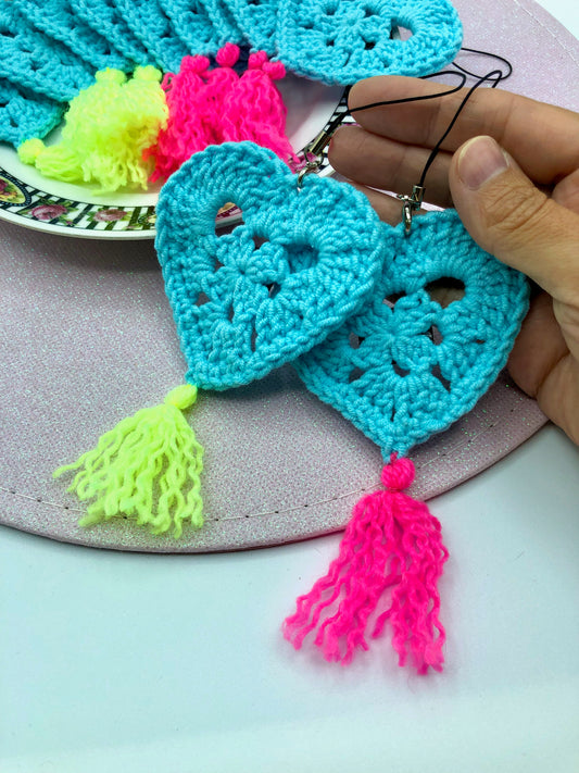 Porte-clé au crochet ; coeur turquoise pompon fluo