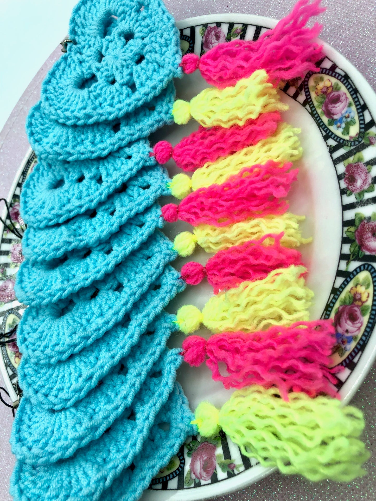 Porte-clé au crochet ; coeur turquoise pompon fluo