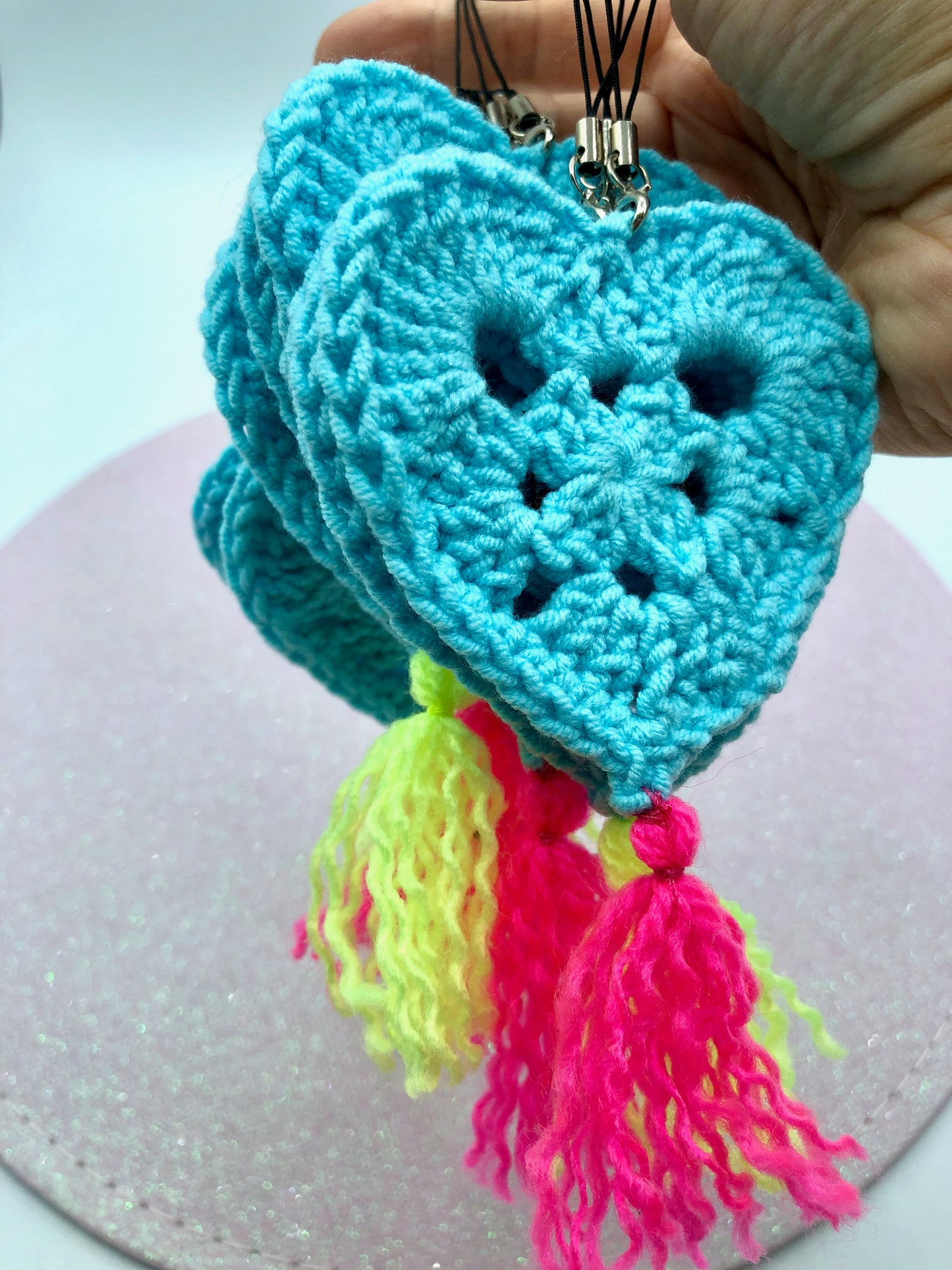 Porte-clé au crochet ; coeur turquoise pompon fluo