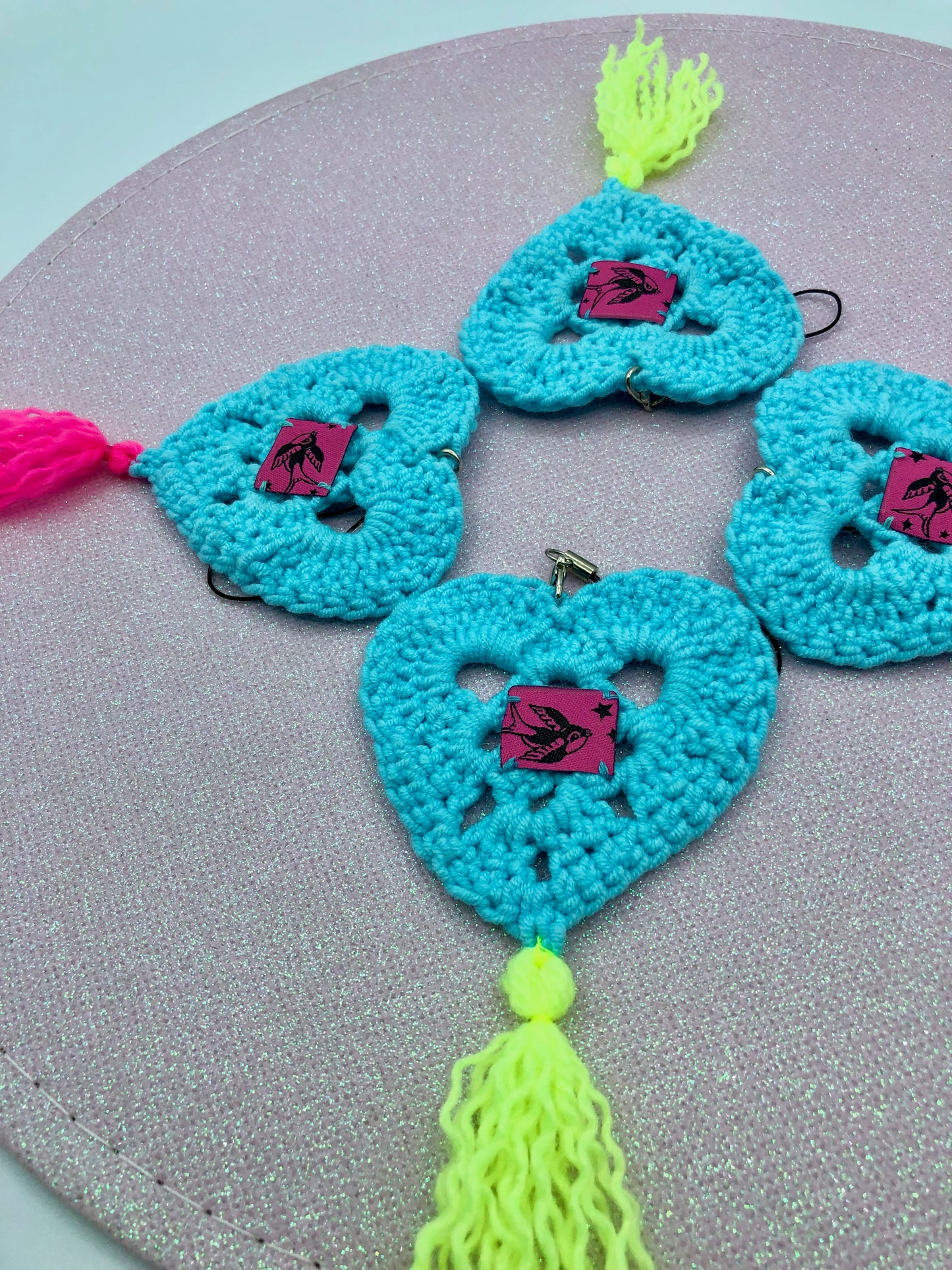 Porte-clé au crochet ; coeur turquoise pompon fluo