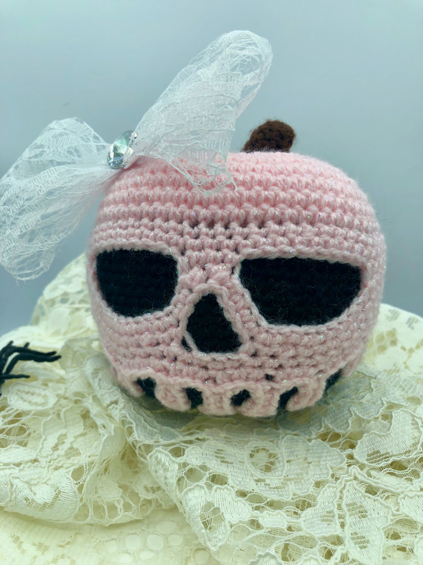 Pomme empoisonnée noire/rose au crochet