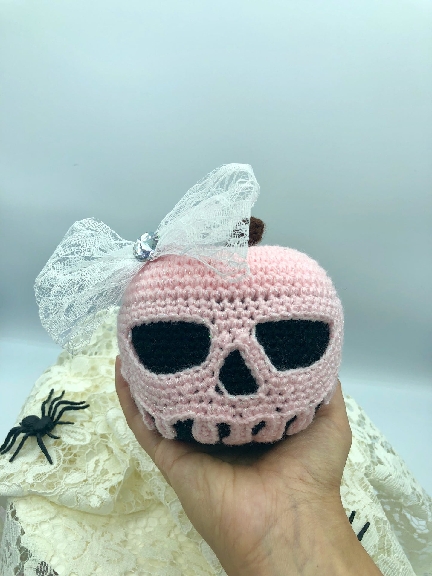 Pomme empoisonnée noire/rose au crochet